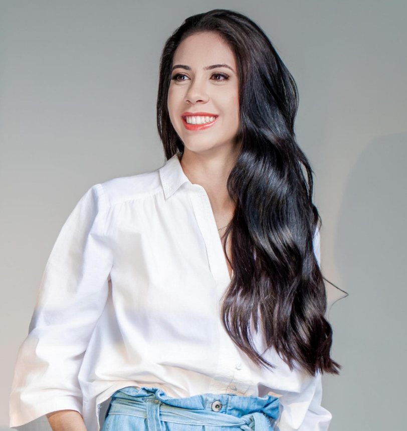 Cabelo longo, escuro e ondulado nas pontas