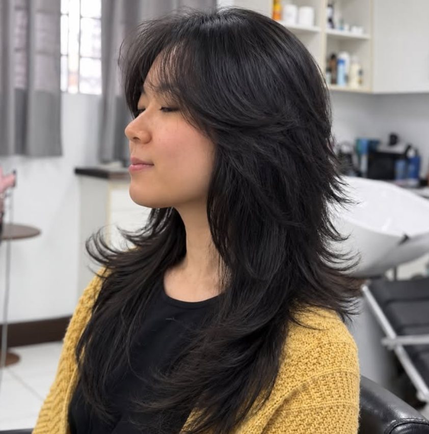 Corte longo em camadas, com franja, em cabelo preto