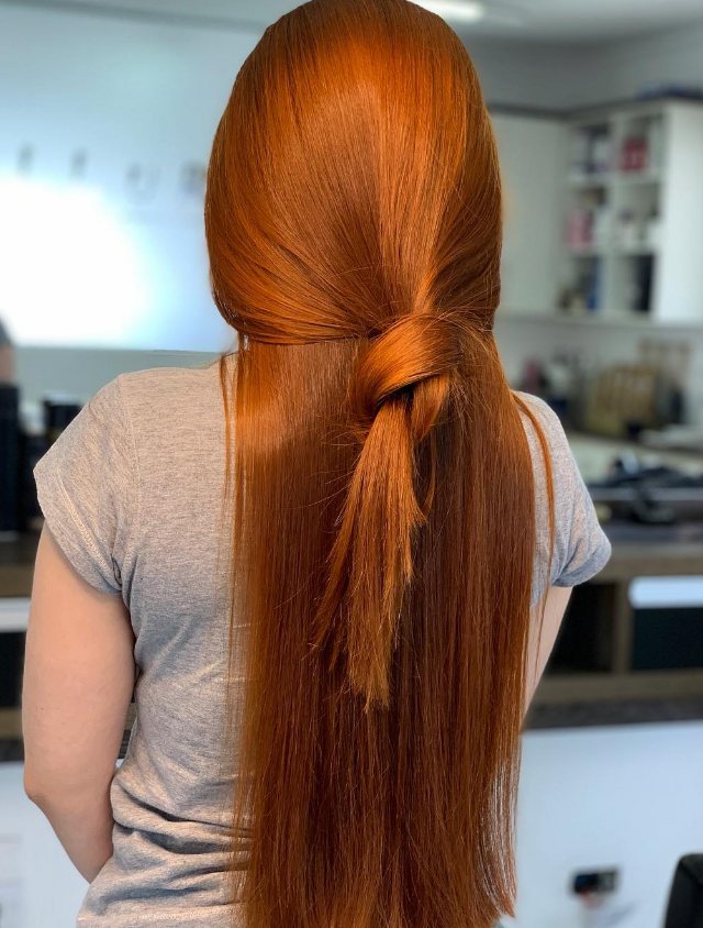 Cabelo ruivo acobreado, longo e liso, visto de costas