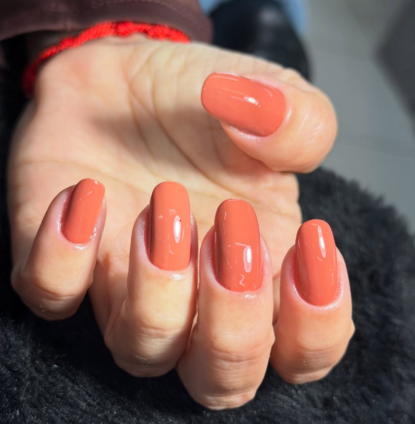Unhas esmaltadas em tom terroso